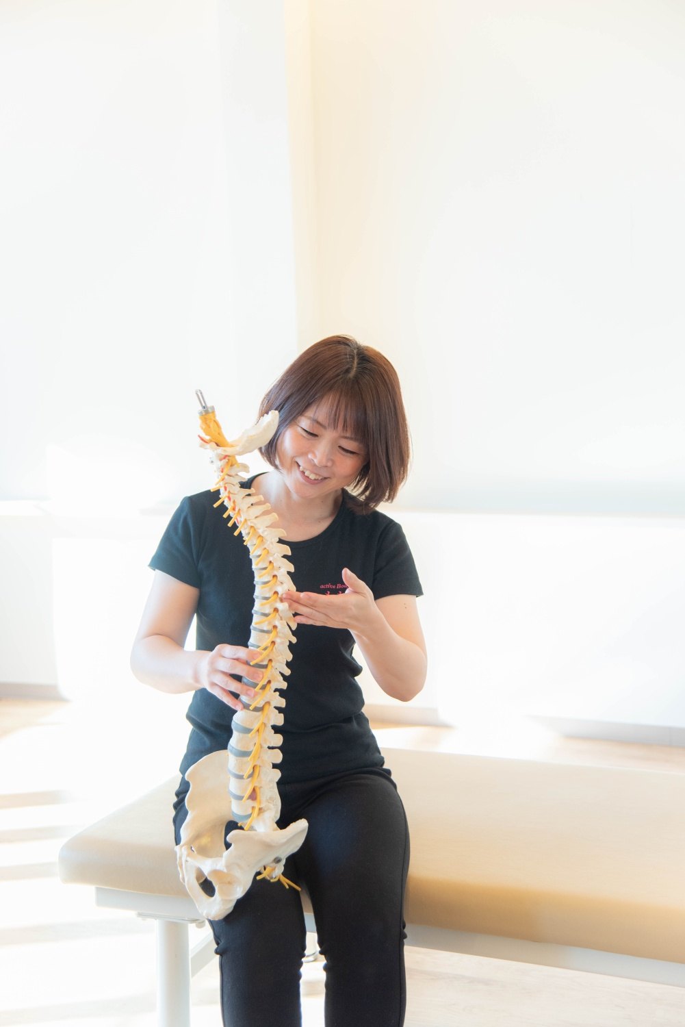 背骨の模型を使って体のしくみを説明する様子